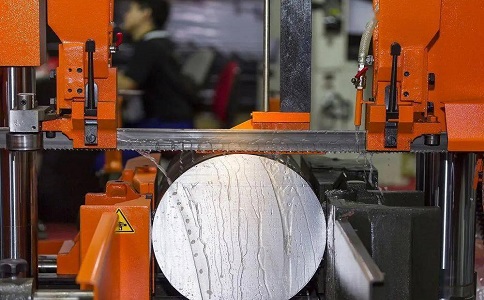 茶山镇立式金属带锯床切削出现跑带故障解决方法！